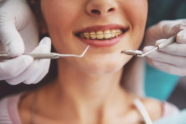 Dentista Examina Dentes Paciente Close — Fotografia de Stock