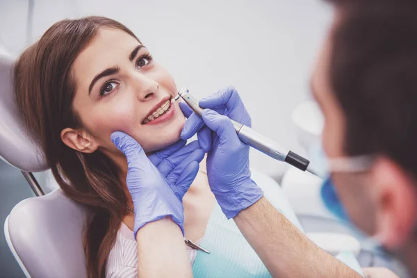 Menina Bonita Com Aparelho Nos Dentes Uma Recepção Dentista — Fotografia de Stock