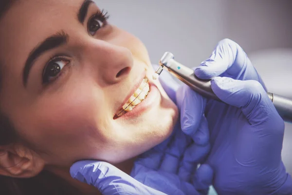 Close Menina Com Aparelho Nos Dentes Uma Recepção Dentista — Fotografia de Stock