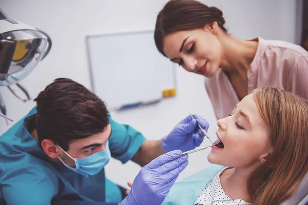 Dentista Pediátrico Examinando Paciente Jovem Com Mãe Clínica Odontológica — Fotografia de Stock