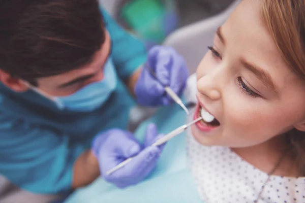 Dentiste Examiner Une Petite Fille Avec Une Bouche Ouverte Gros — Photo