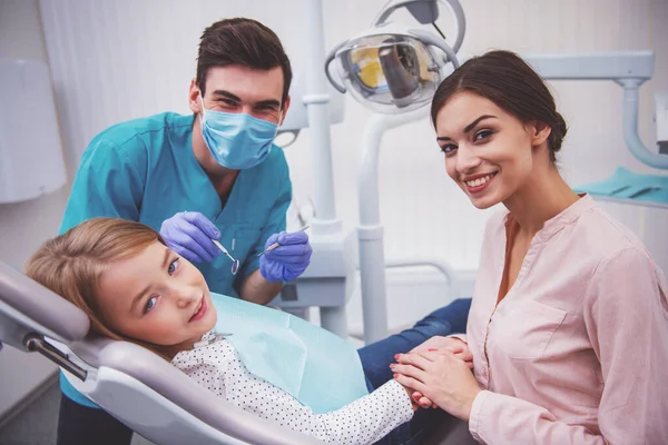 Odontólogo Pediátrico Examinando Paciente Joven Con Madre Clínica Dental — Foto de Stock