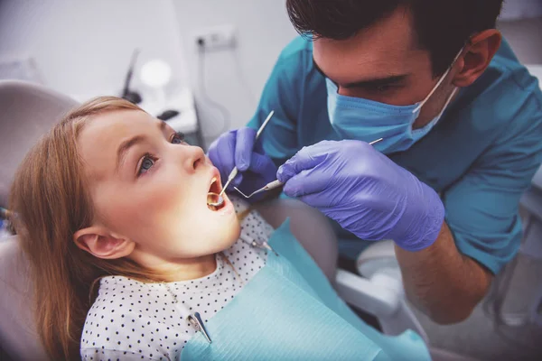 Dentiste Examiner Une Petite Fille Avec Une Bouche Ouverte Gros — Photo