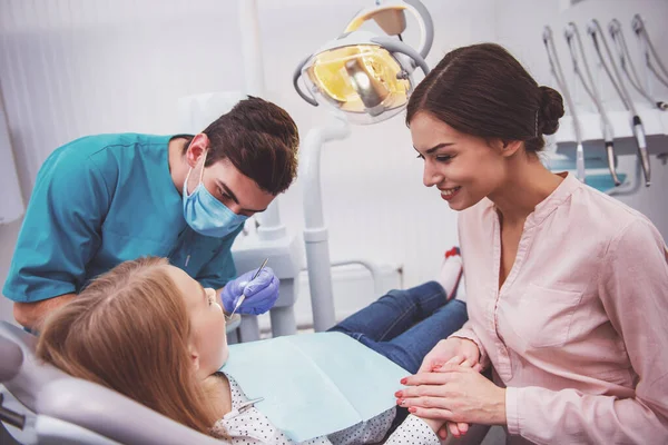 Odontólogo Pediátrico Examinando Paciente Joven Con Madre Clínica Dental — Foto de Stock