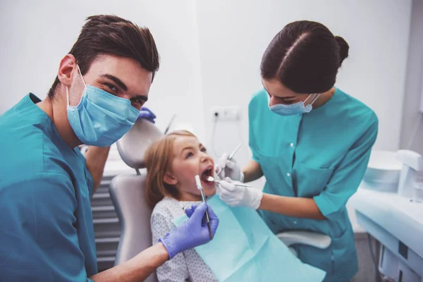 Wizerunek Dentystyczna Poświęca Się Mała Dziewczynka Przez Stomatologa Asystentem Pobliżu — Zdjęcie stockowe