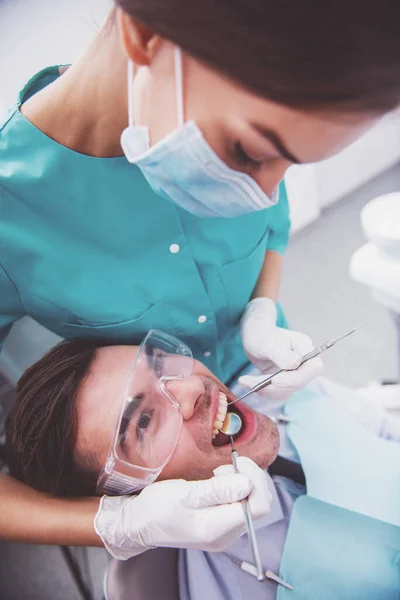 Homem Atraente Jovem Uma Revisão Doutor Dentista Close — Fotografia de Stock