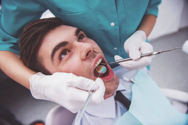 Homem Atraente Jovem Uma Revisão Doutor Dentista Close — Fotografia de Stock