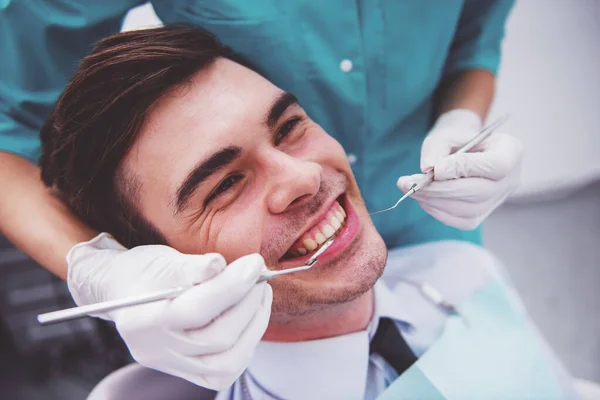 Homem Atraente Jovem Uma Revisão Doutor Dentista Close — Fotografia de Stock