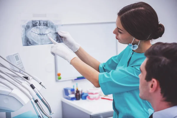 Стоматолог Доктор Тримає Руках Рентгенівську Картину Щелепи Людини Аналізуючи Пацієнтом — стокове фото