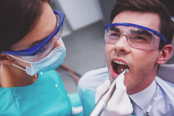 Mladý Atraktivní Muž Revizi Zubní Lékař Detail — Stock fotografie
