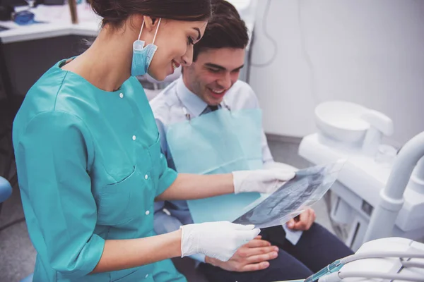 Dentista Doctor Mantiene Manos Rayos Imagen Mandíbula Humana Analizándola Con — Foto de Stock