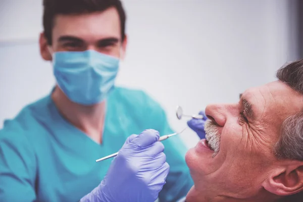 Närbild Äldre Man Att Över Tandläkaren — Stockfoto