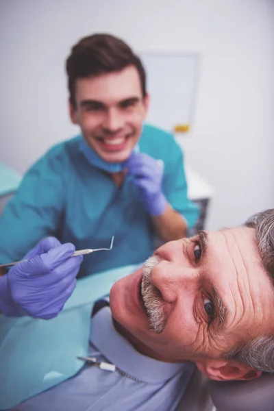 Närbild Äldre Man Att Över Tandläkaren — Stockfoto