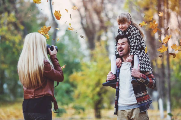 Молодая Счастливая Семья Время Прогулки Осеннем Парке — стоковое фото