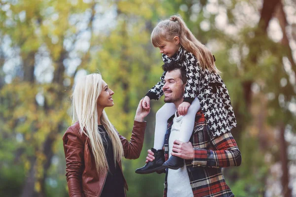 Ung Glad Familj Medan Promenader Parken Höst — Stockfoto