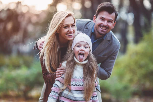 Ung Glad Familj Medan Promenader Parken Höst — Stockfoto