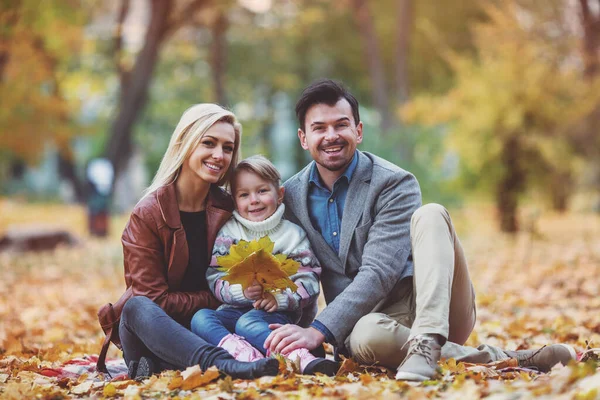 Jovem Família Feliz Enquanto Caminha Parque Outono — Fotografia de Stock