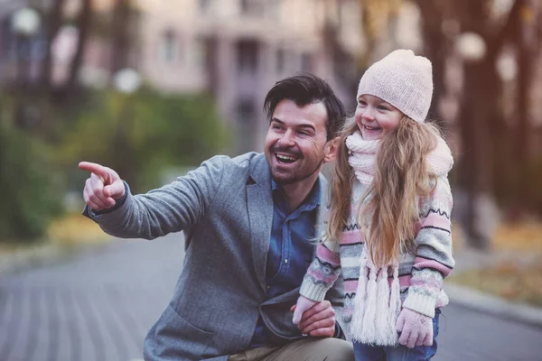 Ung Glad Familj Far Och Dotter Promenad Parken Höst — Stockfoto