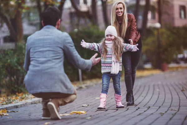 Sonbahar Parkta Yürürken Genç Mutlu Aile — Stok fotoğraf