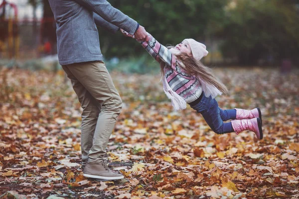 Молодые Счастливые Отец Дочь Время Прогулки Осеннем Парке — стоковое фото