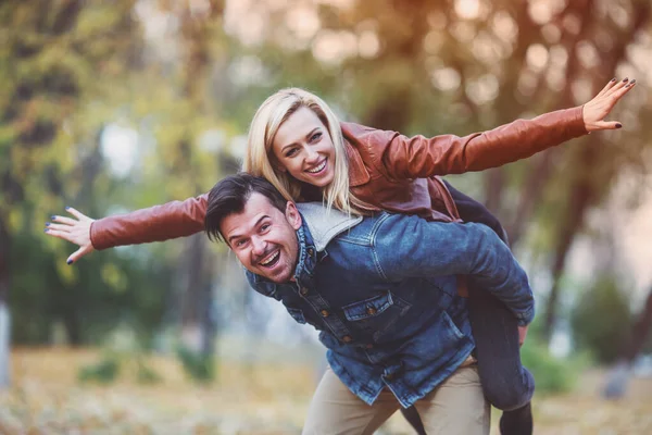 Jovem Casal Feliz Enquanto Caminha Parque Outono — Fotografia de Stock