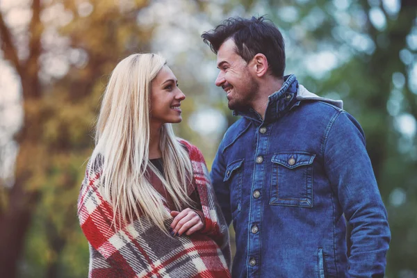 Jovem Casal Feliz Enquanto Caminha Parque Outono — Fotografia de Stock