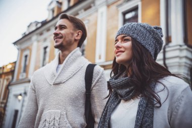 Şehirde seyahat genç mutlu çift