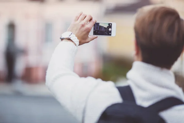 Young Tourist Use Camera Walk City — Stock Photo, Image