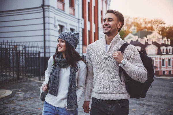 Junges Glückliches Paar Der Stadt Unterwegs — Stockfoto