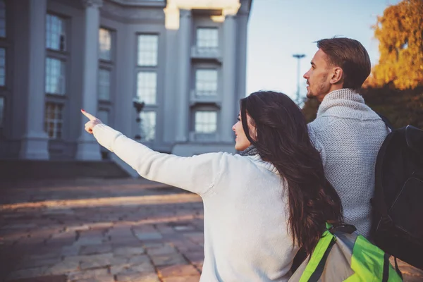 Junges Glückliches Paar Der Stadt Unterwegs — Stockfoto