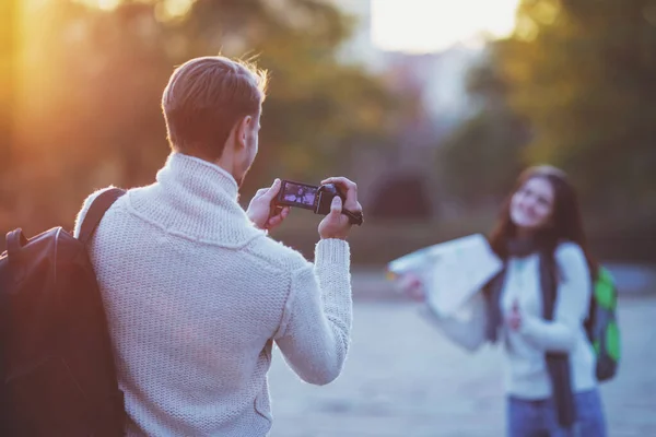 Jovens Turistas Casal Bonito Usar Câmera Durante Passeio Cidade — Fotografia de Stock