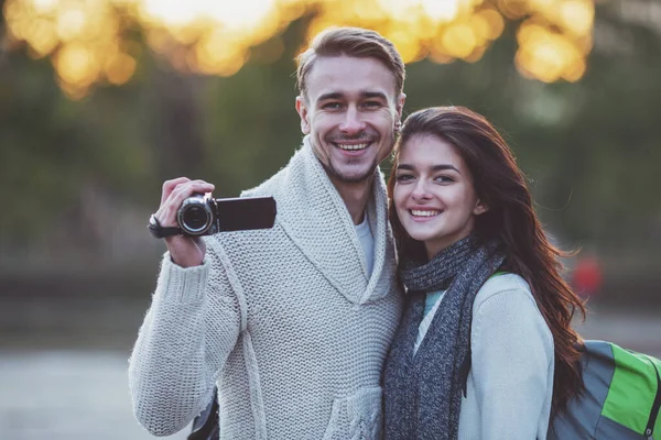 Jeune Beau Couple Touristes Utilisent Caméra Lors Une Promenade Dans — Photo