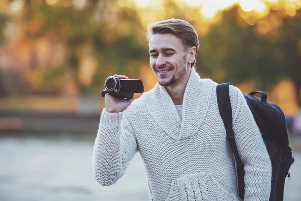 Joven Uso Turístico Cámara Durante Paseo Por Ciudad — Foto de Stock