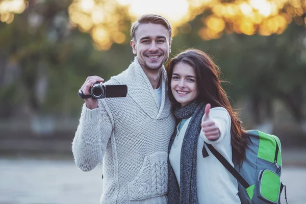 Genç Güzel Çift Turist Şehirde Yürüyüş Sırasında Kamera — Stok fotoğraf