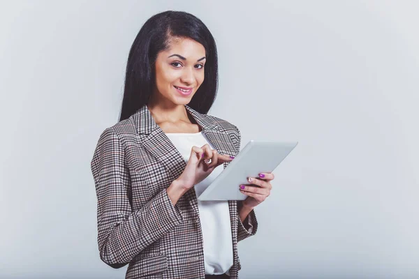 Jonge Mooie Afro Amerikaanse Vrouwen Met Behulp Van Tablet Een — Stockfoto