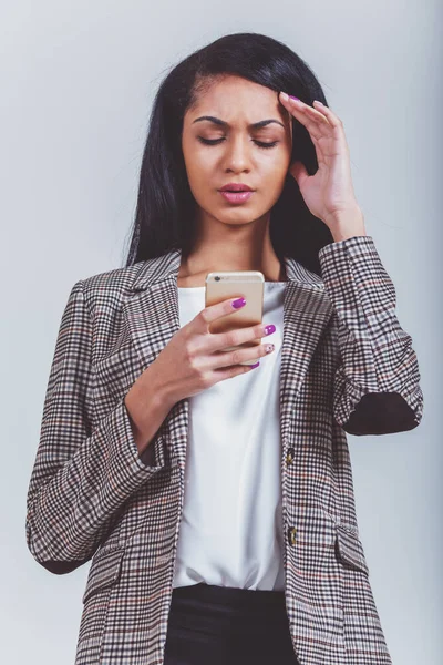 Hermosa Chica Afroamericana Sostener Teléfono Las Manos Sobre Fondo Gris —  Fotos de Stock