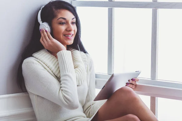 Belle Donne Afroamericane Ascoltano Musica Usano Tablet Mentre Sono Seduti — Foto Stock