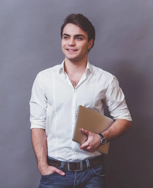 Beyaz Gömlekli Genç Adamı Tutmak Belgili Tanımlık Laptop Elinde Kot — Stok fotoğraf