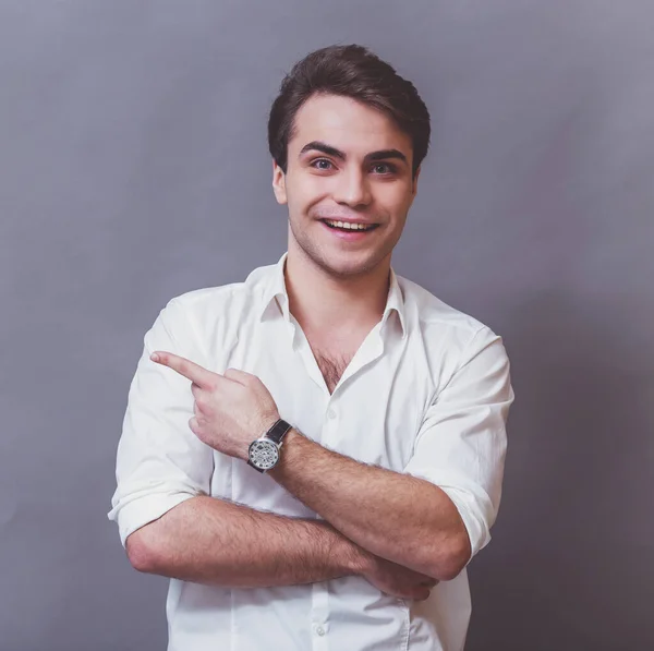 Retrato Joven Con Una Camisa Blanca Señalando Dedo Hacia Reloj — Foto de Stock