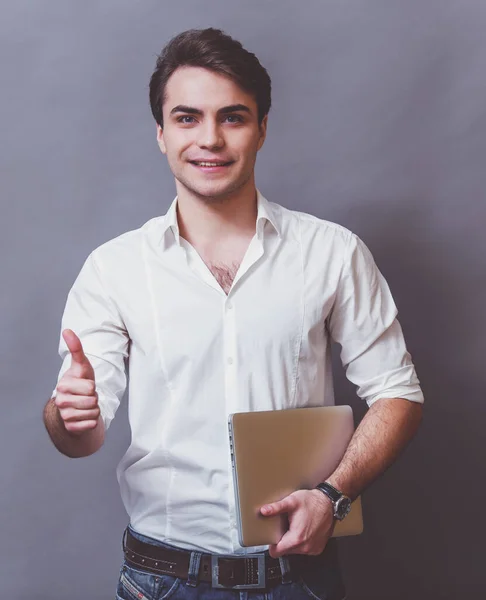 Joven Hombre Negocios Camisa Blanca Mantener Portátil Mano Otra Mano — Foto de Stock