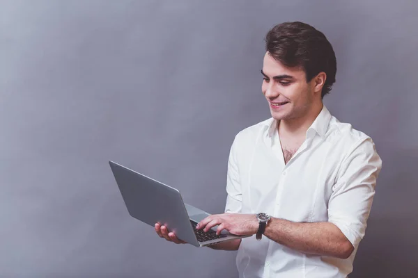 Jovem Homem Negócios Camisa Branca Usando Laptop Fundo Cinza — Fotografia de Stock