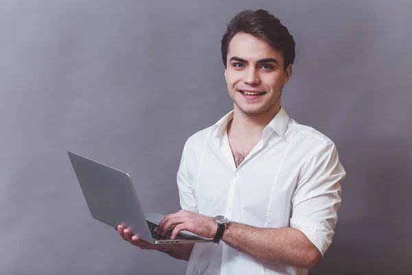 Jovem Homem Negócios Camisa Branca Usando Laptop Fundo Cinza — Fotografia de Stock