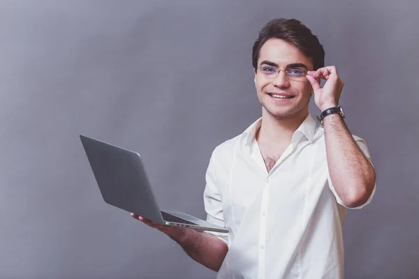 Junger Geschäftsmann Weißen Hemd Mit Laptop Hält Eine Brille Auf — Stockfoto