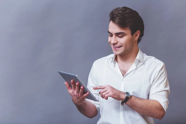 Retrato Jovem Homem Negócios Camisa Branca Use Tablet Fundo Cinza — Fotografia de Stock