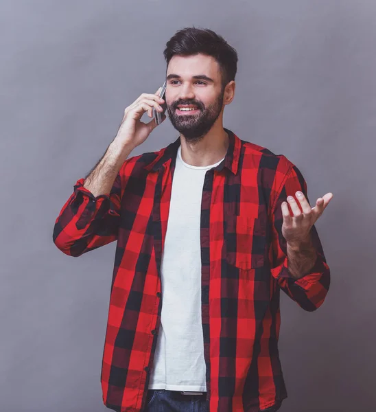 Retrato Jovem Com Barba Camisa Quadriculada Comunicar Com Smartphone Gesticulando — Fotografia de Stock