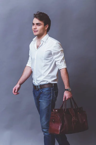Mladý Podnikatel Hnědý Kožený Sáček Bílou Košili Modré Džíny Šedém — Stock fotografie