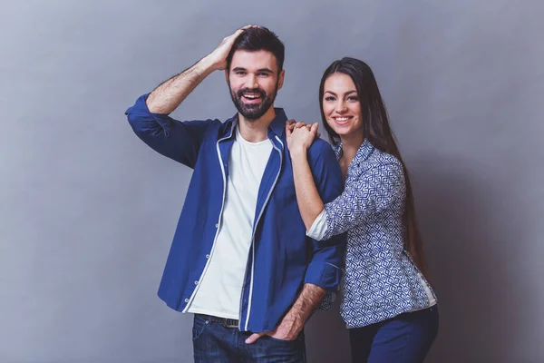 Joven Pareja Agradable Posando Estudio Expresar Emociones Gestos Sonriendo Sobre —  Fotos de Stock