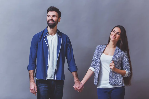 Jeune Beau Couple Posant Studio Exprimant Émotions Gestes Souriant Sur — Photo