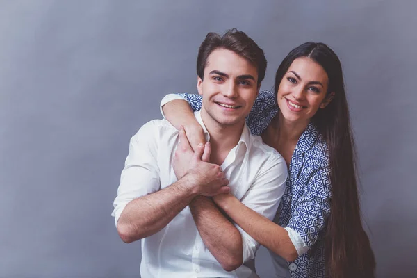 Jovem Casal Bonito Posando Estúdio Expressar Emoções Gestos Sorrindo Fundo — Fotografia de Stock