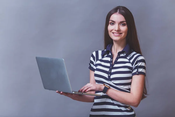 Vacker Ung Affärskvinna Med Långt Hår Håller Laptop Handen Leende — Stockfoto
